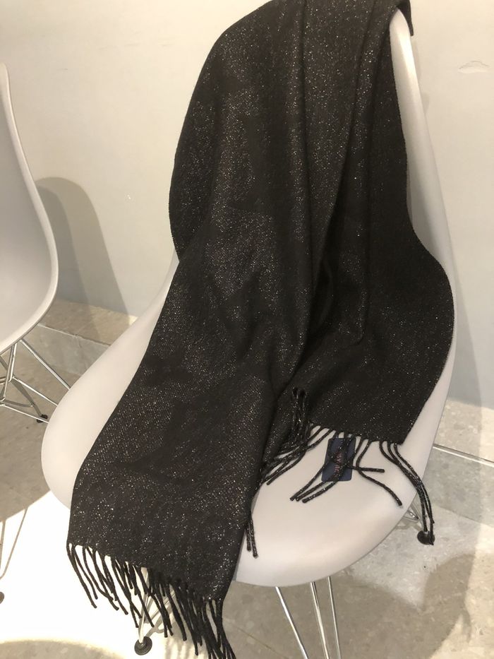 Louis Vuitton Scarf LV00142